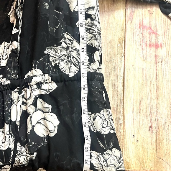 Rose & Olive, Floral Long-Sleeve Romper,Lined,Excellent Condition – Size M - Picture 8 of 9